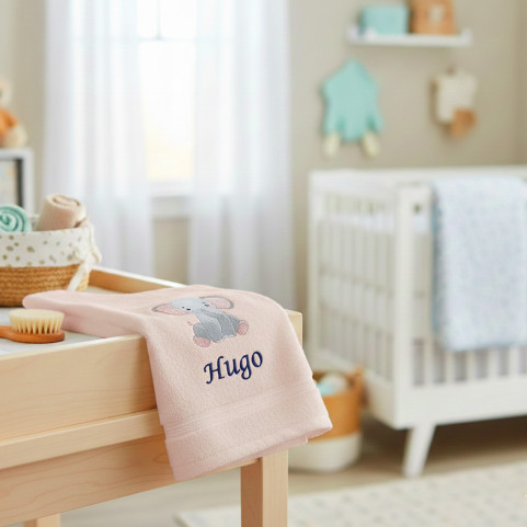 serviette de bain rose motif éléphant brodé