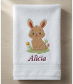 Drap de bain enfant personnalisé – Motif Lapin & Prénom (70x140 cm)