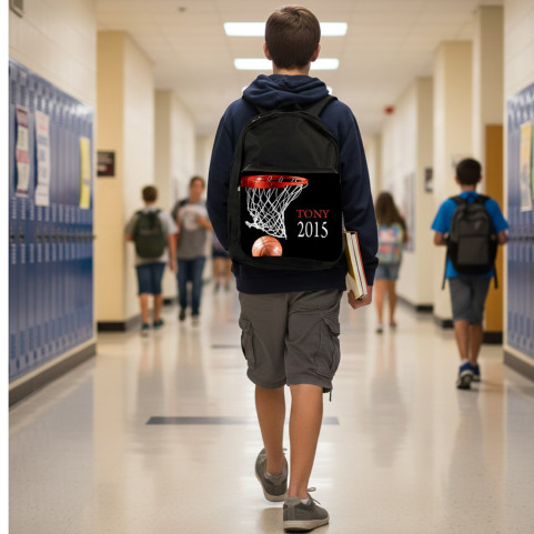 enfant qui porte un sac à dos personnalisé