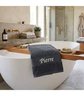 drap de bain gris brodé et personnalisé avec prénom