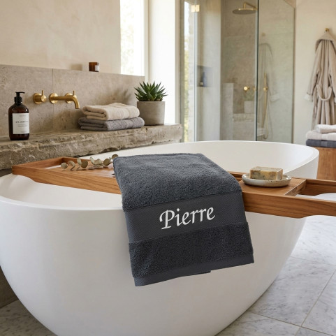 drap de bain gris brodé et personnalisé avec prénom