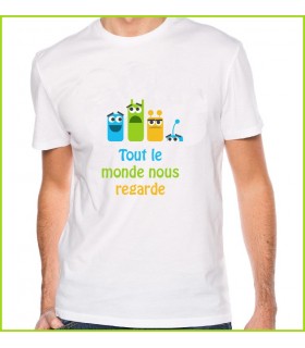 De petits hommes rigolos et colorés sur un tee shirt