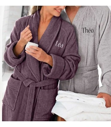 broderie sur un peignoir de bain en coton