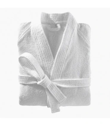 broderie sur un peignoir de bain en coton blanc