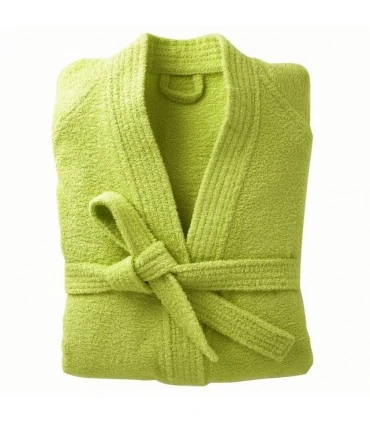 broderie sur un peignoir de bain en coton vert