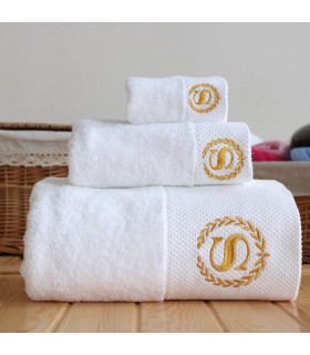 Linge de toilette brodé blanc à offrir en cadeau