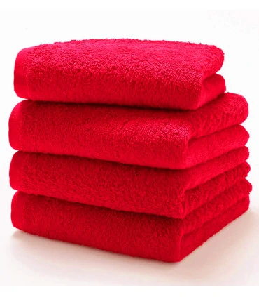 serviette de bain rouge