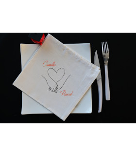 serviette brodée coeur et personnalisée