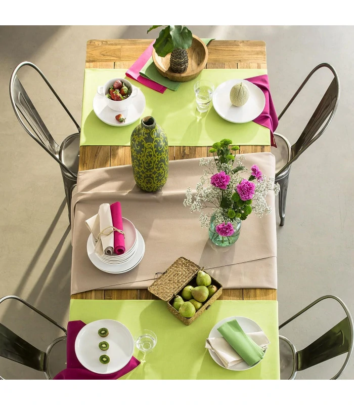 Chemin de table brodé