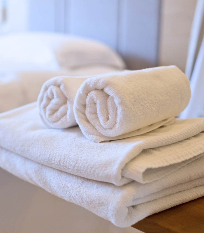 Linge de bain blanc brodé pour hôtel