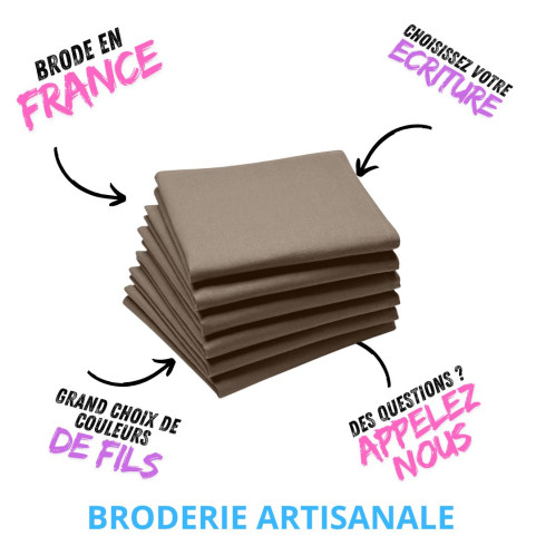 Serviette de table brodée prénom colori taupe