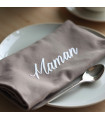 Serviette de table brodée prénom colori taupe