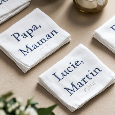 serviette de table brodée au prénom