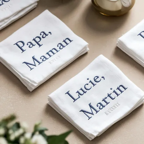 serviette de table brodée au prénom