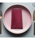 serviette de table posée sur une assiette