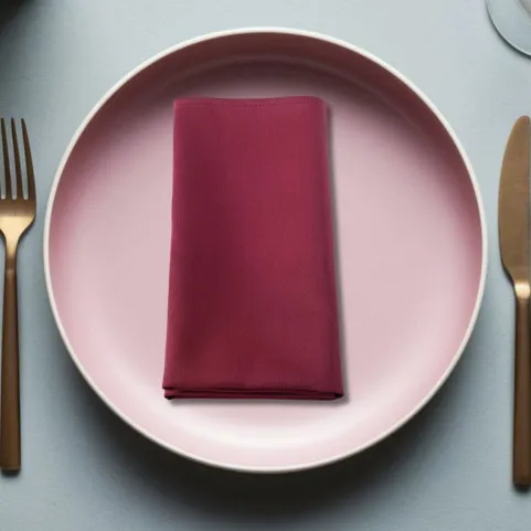 serviette de table posée sur une assiette