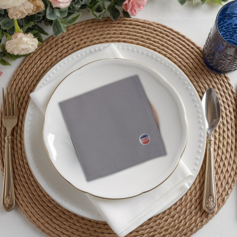 broderie sur serviette de table gris