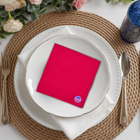 broderie sur serviette de table rouge