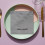 Serviette de table brodée grise prénom