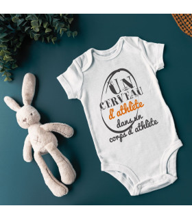 body bébé dans un corps d'athlète
