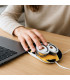 femme qui clique sur une souris ordinateur