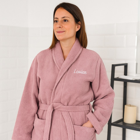 femme qui porte un peignoir rose brodé