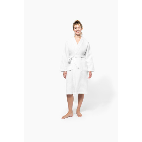femme qui porte un peignoir kimono avec broderie