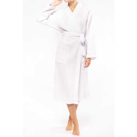 femme qui porte un peignoir blanc
