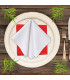 assiette blanche présentée dans une assiette