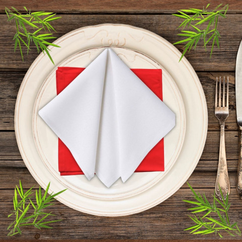 assiette blanche présentée dans une assiette