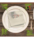 serviette de table beige sigles cartes