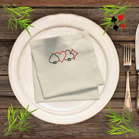 serviette de table beige sigles cartes