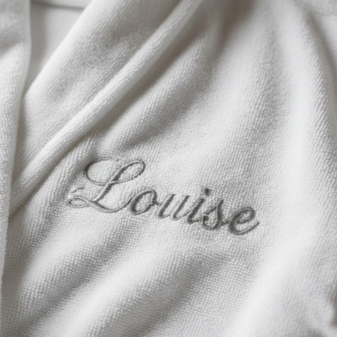 detail broderie prénom sur peignoir