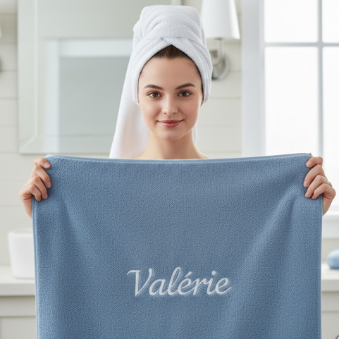 jeune femme qui tient une serviette de bain bleue