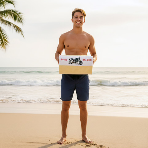 jeune homme tient sa serviette de bain personnalisée