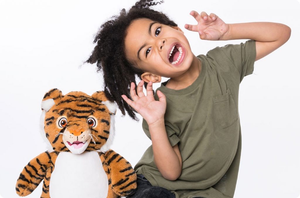 enfant avec sa peluche