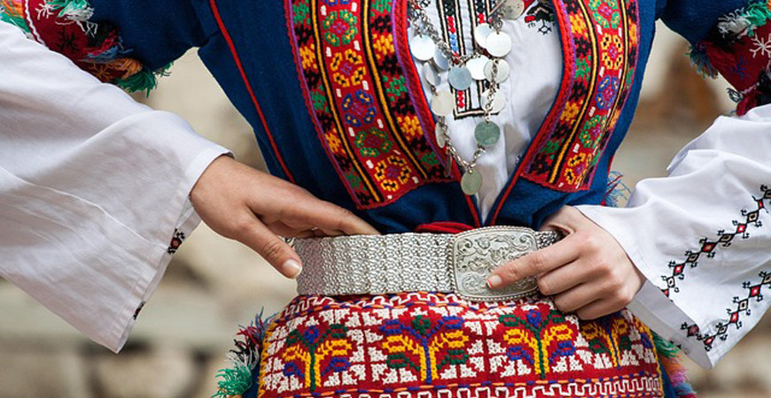 L'Élégance du Sur-Mesure : La Broderie Personnalisée Révolutionne la Mode Décontractée en 2025