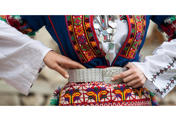 L'Élégance du Sur-Mesure : La Broderie Personnalisée Révolutionne la Mode Décontractée en 2025